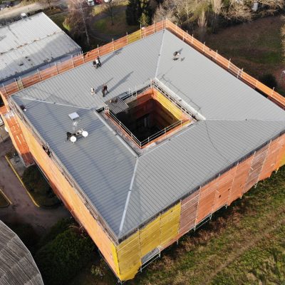 toiture en zinc sur batiment bois avec patio central