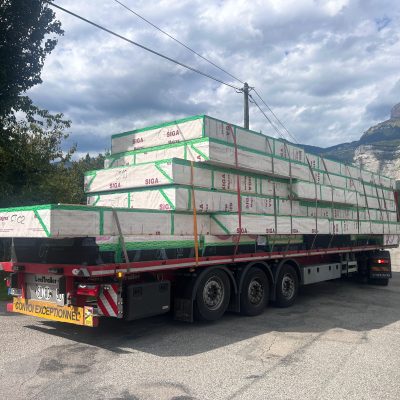 transport elements prefabriques en bois vers le chantier